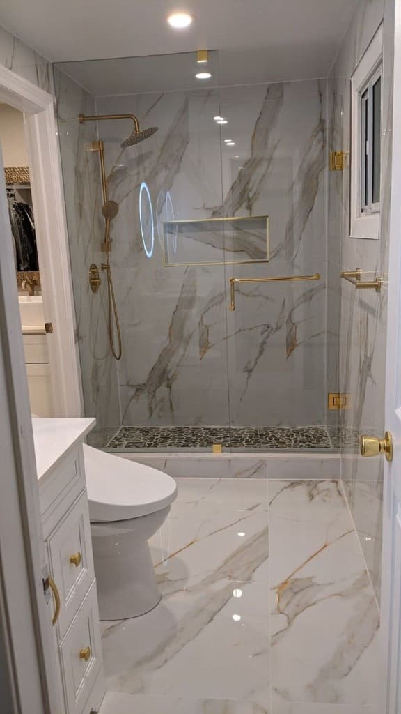 Sebule yenye tiles nzuri na mwanga mzuri